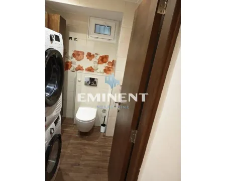 Manje kupatilo sa veš mašinom, WC šoljom i pločicama sa cvetnim dezenom. - image 12