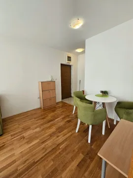 Dnevni boravak sa trpezarijskim stolom i zelenim foteljama. - image 6