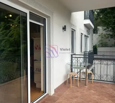 Natkrivena terasa sa stolom, stolicama i izlazom u enterijer. - image 11