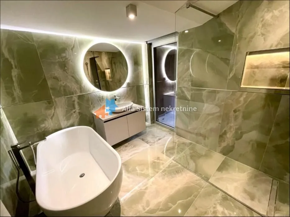 Izdavanje, četvorosoban stan, 174m², Savski Venac, Beograd