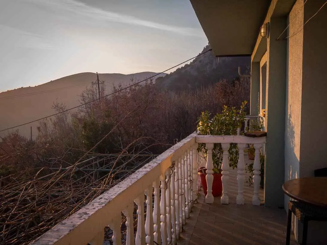 Balkon sa pogledom na brda i prirodu.
