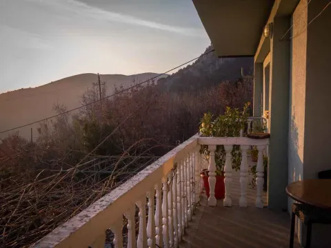Balkon sa pogledom na brda i prirodu. - image 18