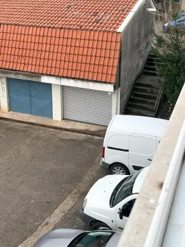 Pogled iz zgrade na dvorište sa parkingom i garažama. - image 2