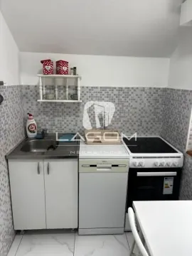 Manja kuhinja sa sudoperom, mašinom za sudove i šporetom. - image 17