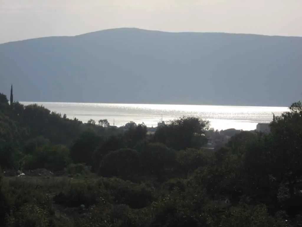 Otvoreni pogled na more i brda u daljini.