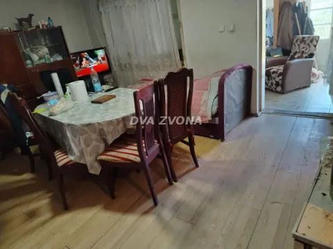 Dnevna soba sa trpezarijskim stolom i stolicama. - image 6