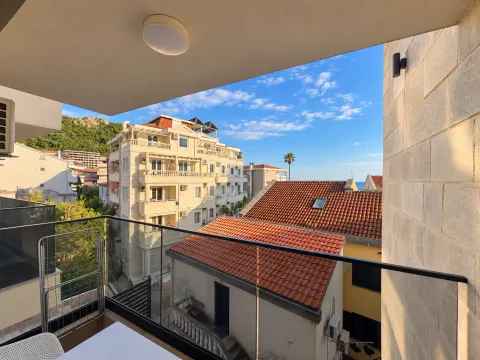 Pogled sa balkona na okolne zgrade i naselje. - image 7