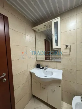 Manje kupatilo obloženo keramičkim pločicama sa umivaonikom i ogledalom. - image 14