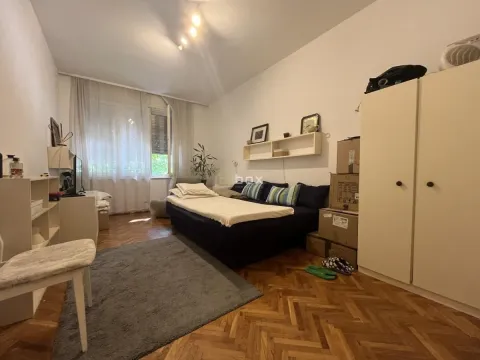 Dnevna soba sa krevetom, ormanom i prozorom. - image 3