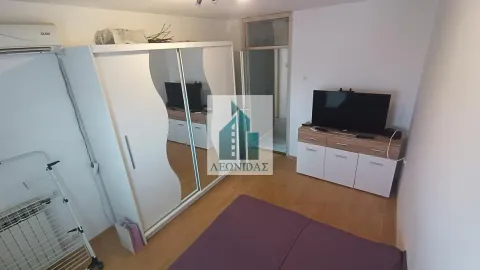 Nameštena spavaća soba sa velikim garderobom, krevetom i televizorom. - image 12