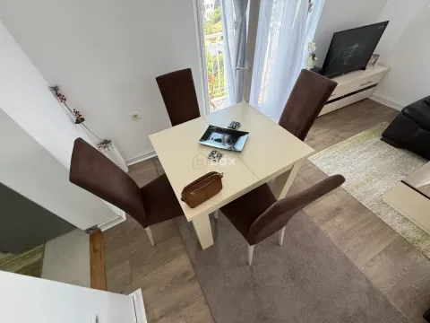 Trpezarijski sto sa četiri stolice u sklopu dnevnog boravka. - image 3