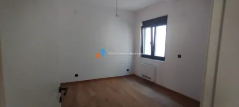 Prazna soba sa parketom i prozorom. - image 10
