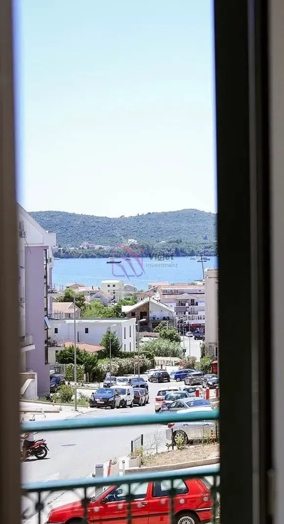 Pogled na more i okolinu sa prozora ili terase.