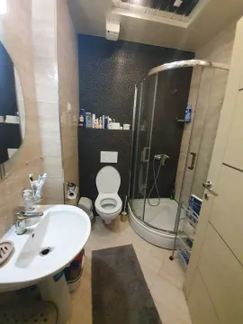 Moderno opremljeno kupatilo sa tuš kabinom i umivaonikom. - image 5
