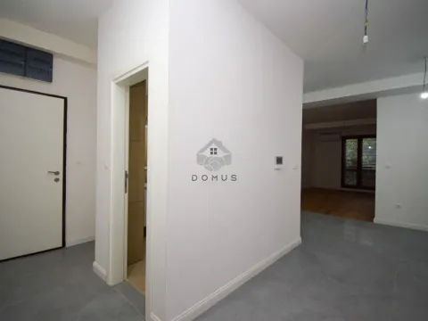 Izdavanje, poslovni prostor, 100m², Centar, Podgorica - image 9