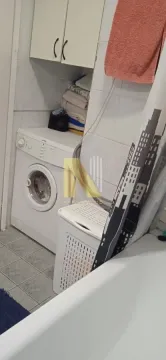 Manje kupatilo sa veš mašinom, tuš kabinom i ormarićem. - image 13