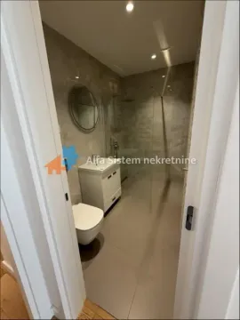 Pogled na moderno uređeno kupatilo sa tuš kabinom. - image 17