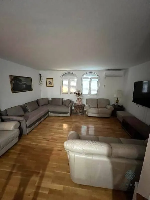 Izdavanje, kuća, 400m², Zlatica, Podgorica