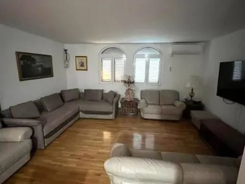 Rent, house, 400m², Zlatica, Podgorica - image 2