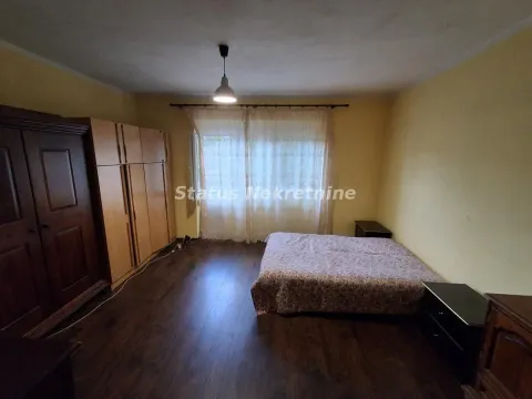 Nameštena spavaća soba sa bračnim krevetom i drvenim ormarima. - image 7