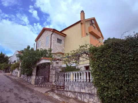Eksterijer kuće sa dvorištem i ogradom pored ulice. - image 12