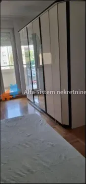 Spavaća soba sa velikim ugradnim garderoberom i izlazom na terasu. - image 8