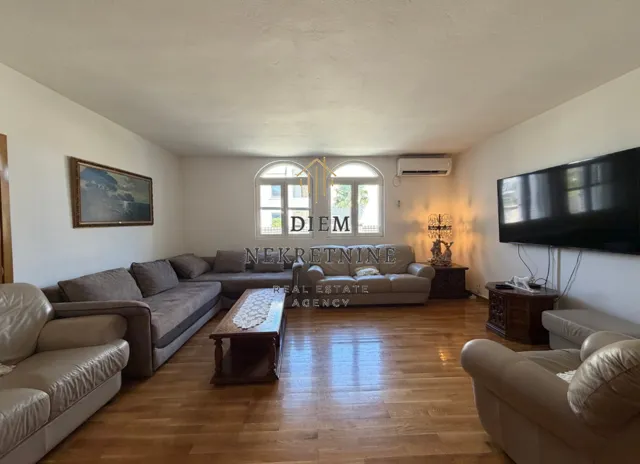Rent, house, 350m², Zlatica, Podgorica