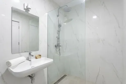 Moderne kupatilo sa umivaonikom, ogledalom i tuš kabinom. - image 6