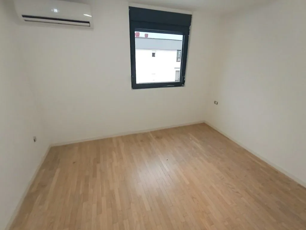 Izdavanje, trosoban stan, 95m², Blok 6, Podgorica