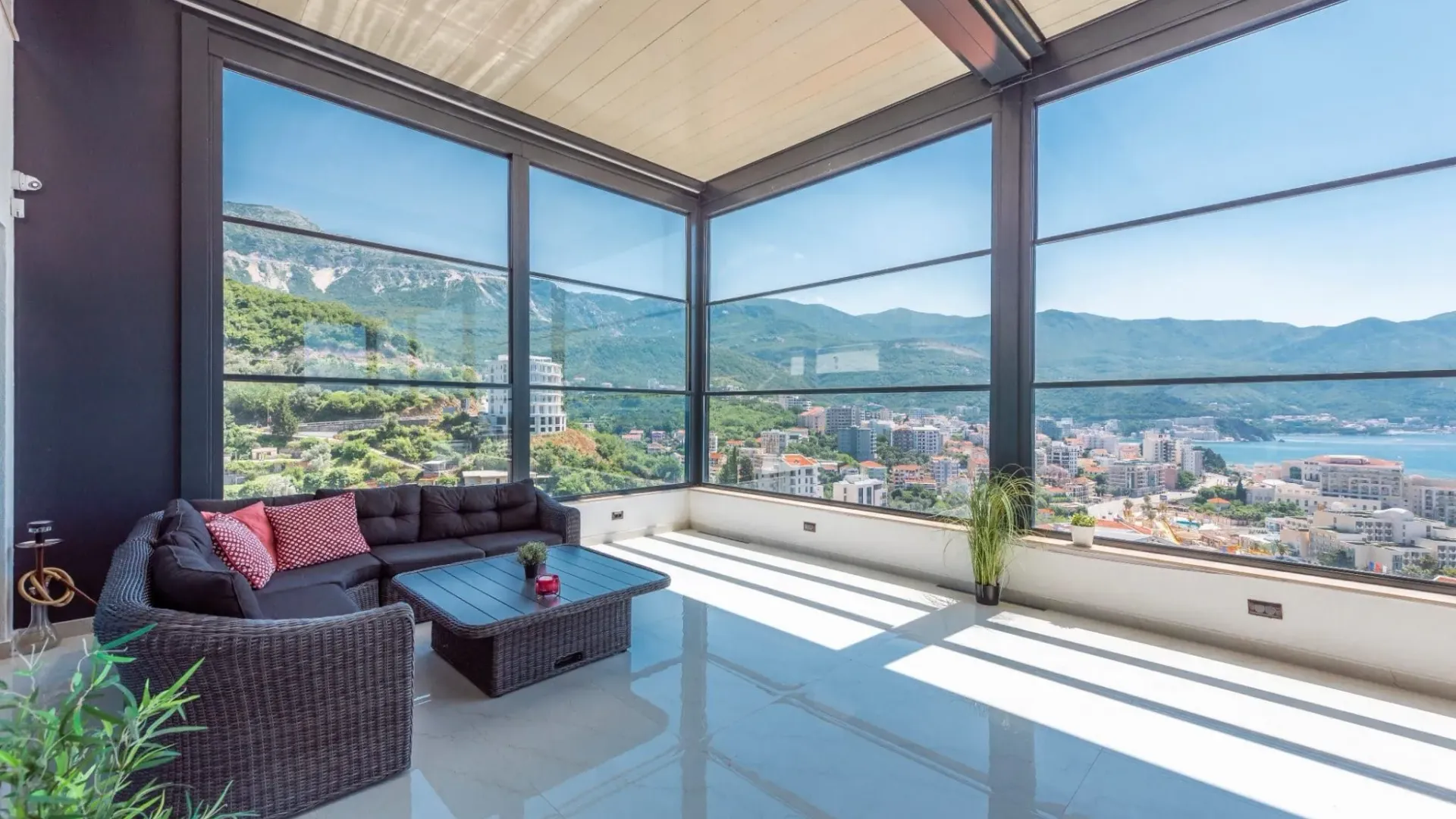 Sale, five bedroom apartment, 300m², Bečići, Budva
