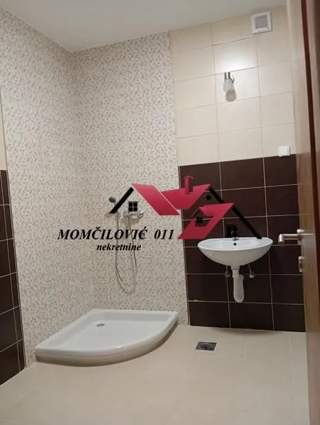 Bathroom equipped with a shower cabin and a washbasin.