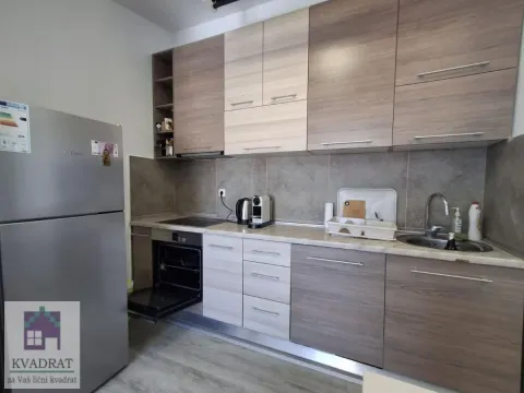 Kuhinja sa drvenim elementima, frižiderom i ugradnom rernom. - image 5