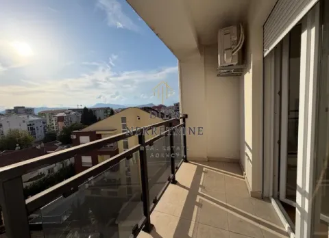 Bright apartment with a city view. - image 10