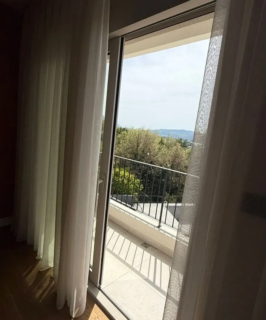 Izdavanje, dvosoban stan, 83m², Tripovići, Tivat