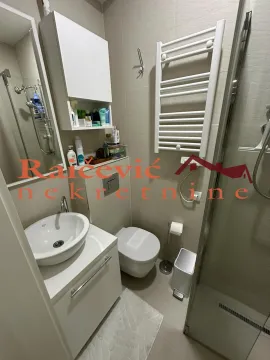 Kompaktno kupatilo sa umivaonikom, toaletom i tuš kabinom. - image 13