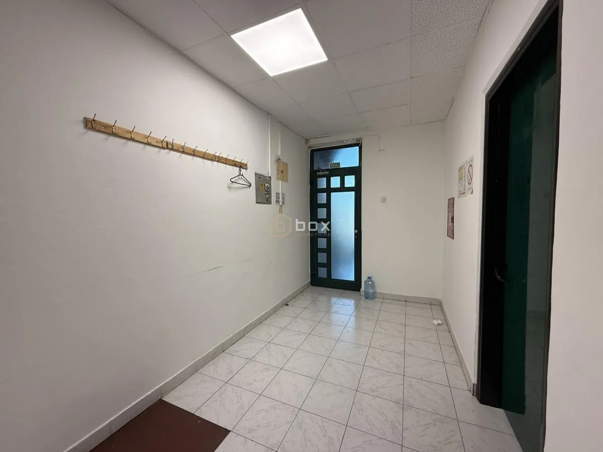 Rent, office space, 118m², Medijana, Niš