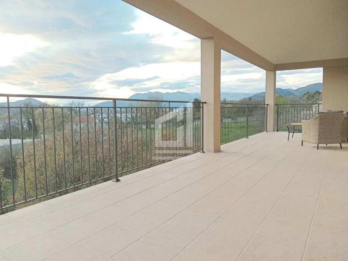 Izdavanje, stan, 100m², Radanovići, Kotor