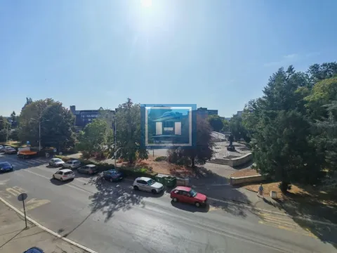 Pogled sa prozora na ulicu i park. - image 15