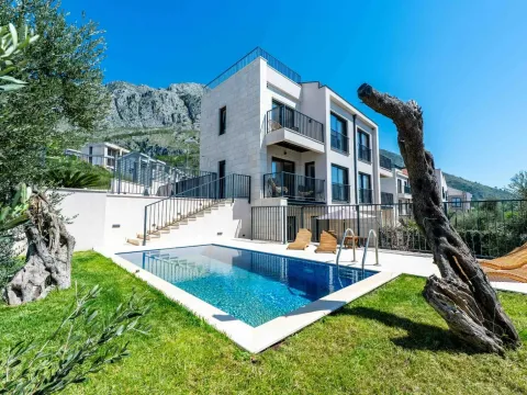 Izdavanje, kuća, 159m², Reževići, Budva - image 1