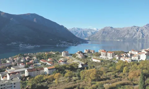 Pogled sa nekretnine na zaliv i okolne planine. - image 2