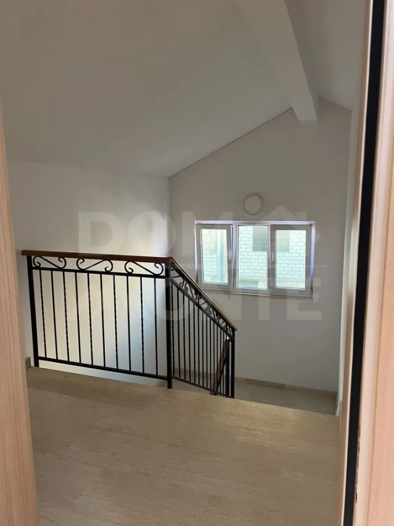 Izdavanje, dvosoban stan, 70m², Tivat, Crna Gora