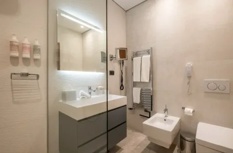 Moderno opremljeno kupatilo sa umivaonikom, bideom i WC šoljom. - image 5