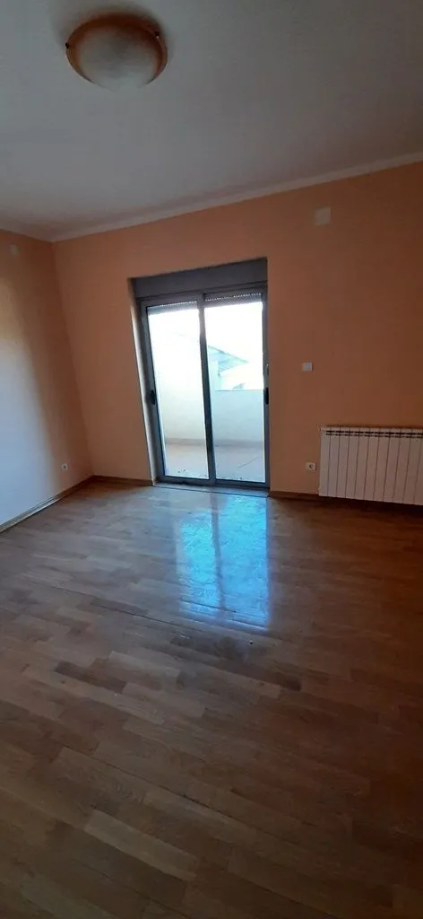 Empty room with parquet flooring and access to the terrace.