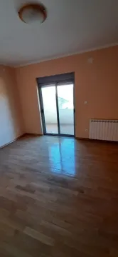 Empty room with parquet flooring and access to the terrace. - image 10