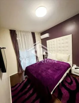 Nameštena spavaća soba sa bračnim krevetom i prozorom sa zavesama. - image 9