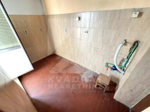 Prazna kuhinja sa zidnim pločicama i priključcima za uređaje. - image 8