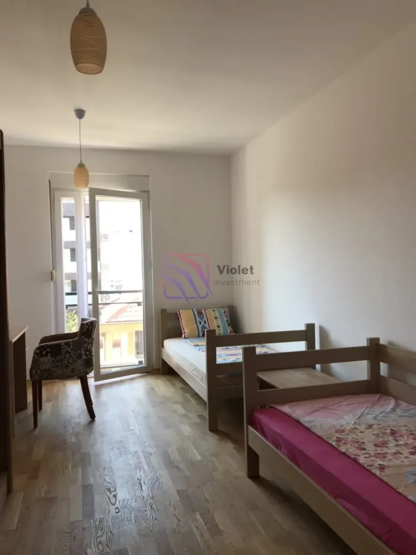 Bedroom with two single beds and access to the terrace.