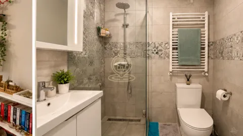 Moderno kupatilo sa tuš kabinom, umivaonikom i toaletom. - image 6