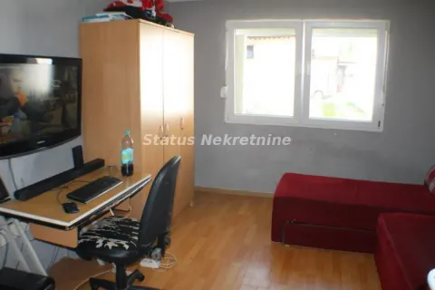 Manja spavaća soba sa krevetom, radnim stolom i ormarom. - image 14