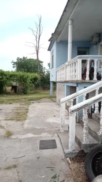 Pogled na dvorište i spoljašnjost kuće sa terasom i stepeništem. - image 18